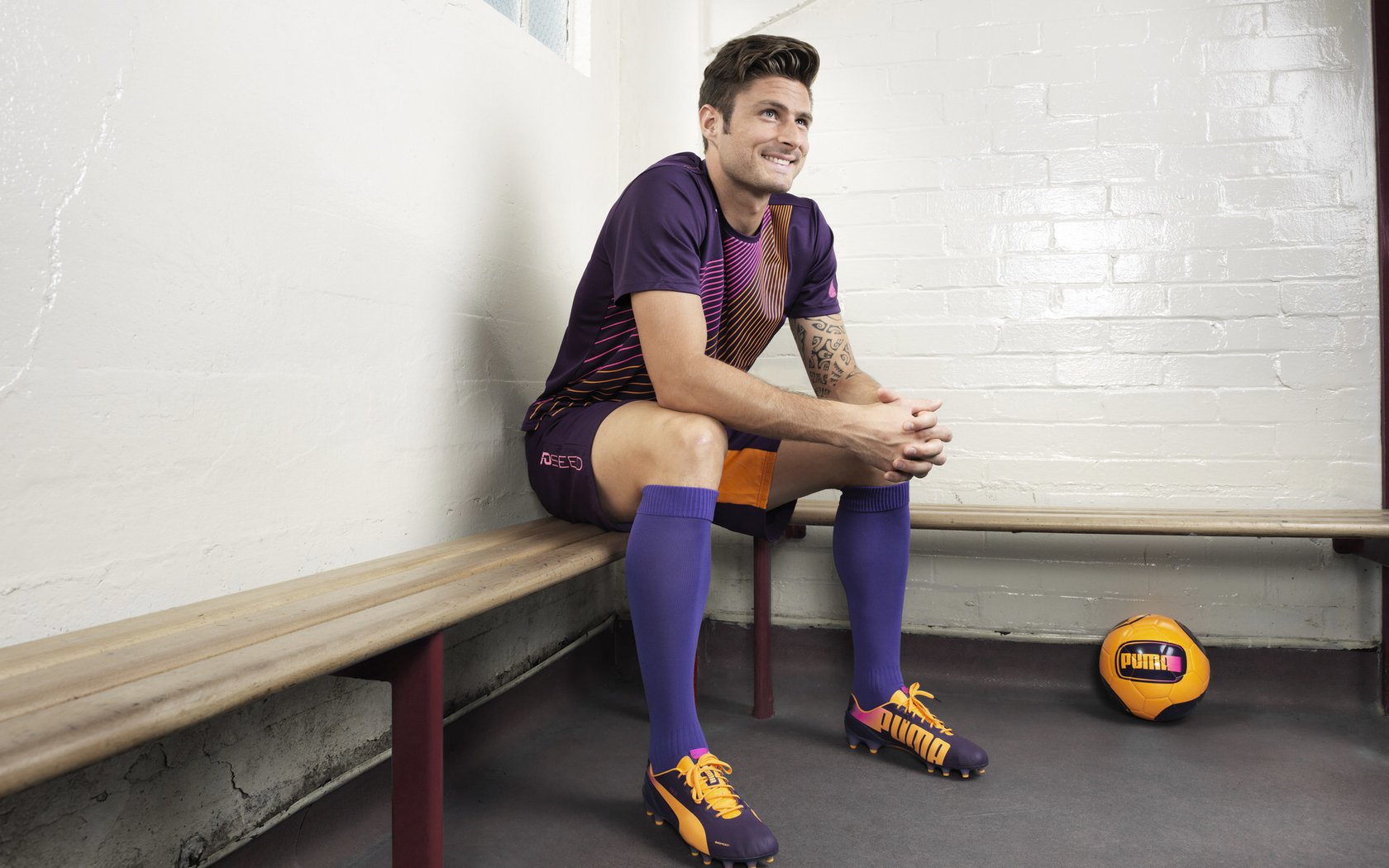 中国足球国家队与海外俱乐部建立合作关系，中国在外国足球俱乐部